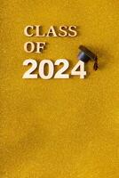 classe do 2024 texto com graduado boné em dourado brilhar fundo. graduação feriado conceito. foto