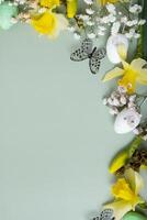 Primavera flores ans Páscoa ovos fronteira em verde fundo com cópia de espaço. Páscoa cumprimento cartão modelo foto