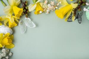 Primavera flores ans Páscoa ovos fronteira em verde fundo com cópia de espaço. Páscoa cumprimento cartão modelo foto