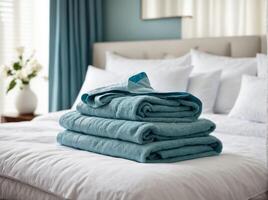 guardada Terry toalhas mentira em limpar \ limpo branco cama. limpeza dentro convidado quarto do hotel, limpeza, lavanderia foto
