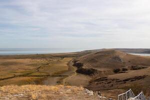 panorama foto a partir de a Visão às a topo do a enisala medieval fortaleza perto Jurilovca dentro tulcea, roménia.