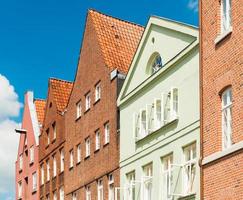 fileira de casas no estilo arquitetônico alemão tradicional. Telhados de triângulo com telhas laranja. Luneburg, Alemanha foto