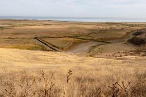 panorama foto a partir de a Visão às a topo do a enisala medieval fortaleza perto Jurilovca dentro tulcea, roménia.