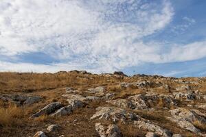 panorama foto a partir de a Visão às a topo do a enisala medieval fortaleza perto Jurilovca dentro tulcea, roménia.