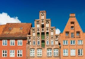 fachadas dos antigos edifícios históricos de tijolo vermelho. céu azul no fundo. Luneburg, Alemanha foto