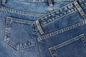 lindo moda jeans empilhado dentro camadas às a jeans loja foto
