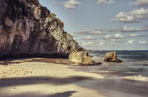 rochas, areia e mar foto