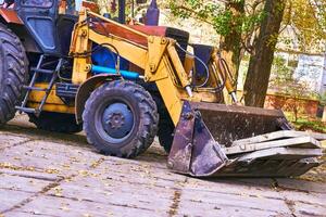 escavadora escavadora cargas velho concreto lajes em estrada reparar foto