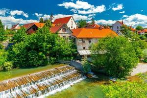 uma pequena cachoeira na antiga cidade eslovena de Skofja Loka foto