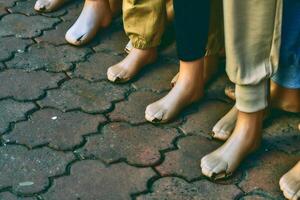 depressão, lixo. rachado quebrado pernas do roupas manequins Sombrio chão azulejos foto