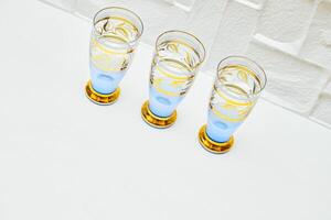 três azul ouro festivo óculos para vinho, suco, bebidas, bebidas foto