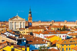 horizonte da cidade italiana. cidade murada de cittadella. paisagem urbana da cidade-fortaleza medieval. texto em latim - o templo do céu e o portão foto