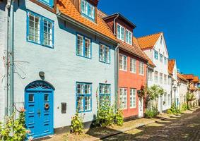vista de uma típica rua germano-dinamarquesa com casas coloridas. estilo de arquitetura tradicional. flensburg, alemanha foto