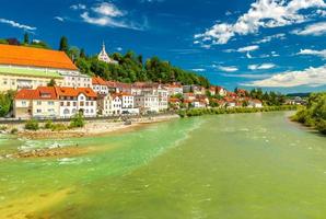 vista do rio steyr na bela cidade austríaca de steyr foto