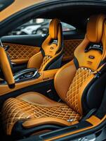 luxo carro interior com dourado detalhes foto