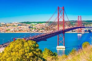a ponte 25 de abril, ponte 25 de abril em lisboa, portugal. vista de almada foto