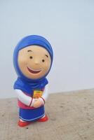 fechar-se foto do brinquedo muçulmano menina vestindo uma azul lenço de cabeça