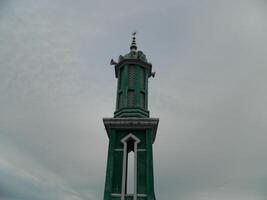 foto do a mesquita torre ocupado a partir de a topo chão do uma de vários andares prédio. a mesquita torre é usava Como uma marcador e Além disso Como uma Alto-falante