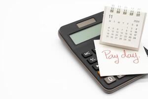 mão escrevendo texto pagar dia em novembro calendário com calculadora dentro isolado fundo. lembrete conceito do pagamento. cópia de espaço. foto