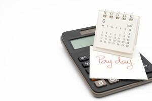 mão escrevendo texto pagar dia em Junho 2024 calendário com calculadora dentro isolado fundo. lembrete conceito do pagamento. cópia de espaço. foto