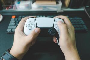 console controle Novo geração em masculino mão fundo. controlador console jogando jogador segurando passatempo brincalhão prazer. foto