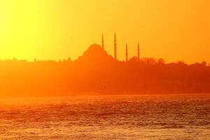 Istambul fundo foto. silhueta do suleymaniye mesquita às pôr do sol. foto