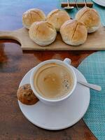 topo Visão do alho pão e copo do leite café em de madeira bandeja. foto