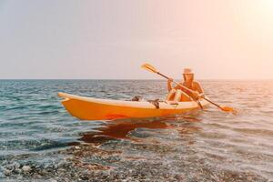 mulher mar caiaque. feliz sorridente mulher remar dentro caiaque em oceano. calma mar água e horizonte dentro fundo. ativo estilo de vida às mar. verão período de férias. foto