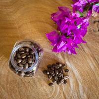 café feijões em uma de madeira mesa foto
