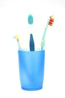 escovas de dente em uma branco fundo foto