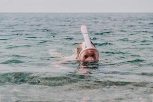 jovem feliz mulher dentro branco bikini e vestindo Rosa mascarar pega pronto para mar mergulho. positivo sorridente mulher relaxante e desfrutando água Atividades com família verão viagem feriados período de férias em mar. foto