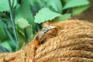 lindo Casamento anel, com uma diamante, em uma natural fundo foto