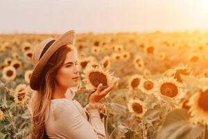 mulher dentro girassol campo. feliz menina dentro uma Palha chapéu posando dentro uma grande campo do girassóis às pôr do sol, apreciar levando cenário ao ar livre para recordações. verão tempo. foto