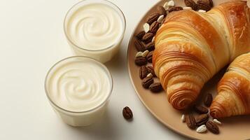 café atrasado e croissant pão em restaurante café da manhã foto