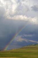 arco Iris depois de a tempestade dentro a montanhas do almaty região nacional parque assy foto