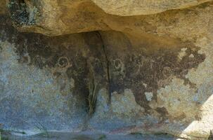 antigo figuras em a a pedra foto