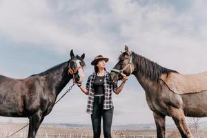 jovem feliz mulher dentro chapéu com dela cavalo dentro tarde pôr do sol claro. ao ar livre fotografia com moda modelo garota. estilo de vida humor. conceito do ao ar livre cavalgando, Esportes e lazer. foto