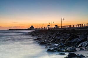 pôr do sol em st kilda cais dentro melbourne, Austrália. foto