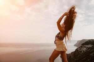 mulher viagem mar. feliz turista levando cenário ao ar livre para recordações. mulher viajante parece às a Beira do a penhasco em a mar baía do montanhas, partilha viagem aventura viagem foto