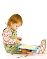 menina lê a livro foto