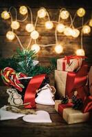 Natal presentes com caixas, coníferas, cesta, doce bengala cones em de madeira fundo. vintage estilo. foto