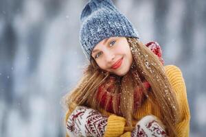 inverno jovem mulher retrato. beleza alegre modelo menina rindo e tendo Diversão dentro inverno parque. lindo jovem fêmea ao ar livre, desfrutando natureza, inverno foto