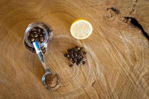 café feijões em uma de madeira mesa foto