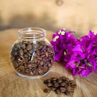 café feijões em uma de madeira mesa foto