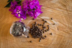 café feijões em uma de madeira mesa foto