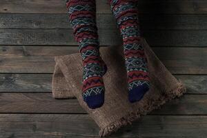 cor meias em uma de madeira chão foto