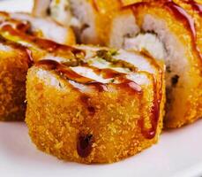 caloroso tempura Sushi rolos fechar acima foto