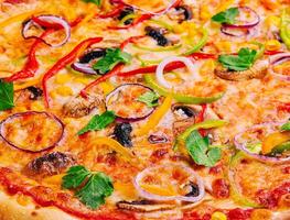 delicioso quente vegetal pizza fechar acima fundo foto