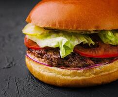 hamburguer com carne costeleta e fresco legumes foto