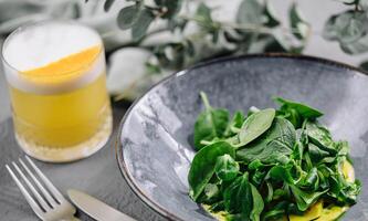saudável e saboroso dieta salada com coquetel foto